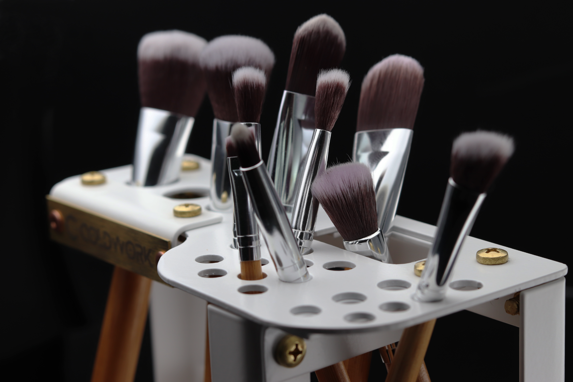 Coldwork CW-002 Studio Organizer — organizer na pędzle do makijażu, stal czarna, mosiądz